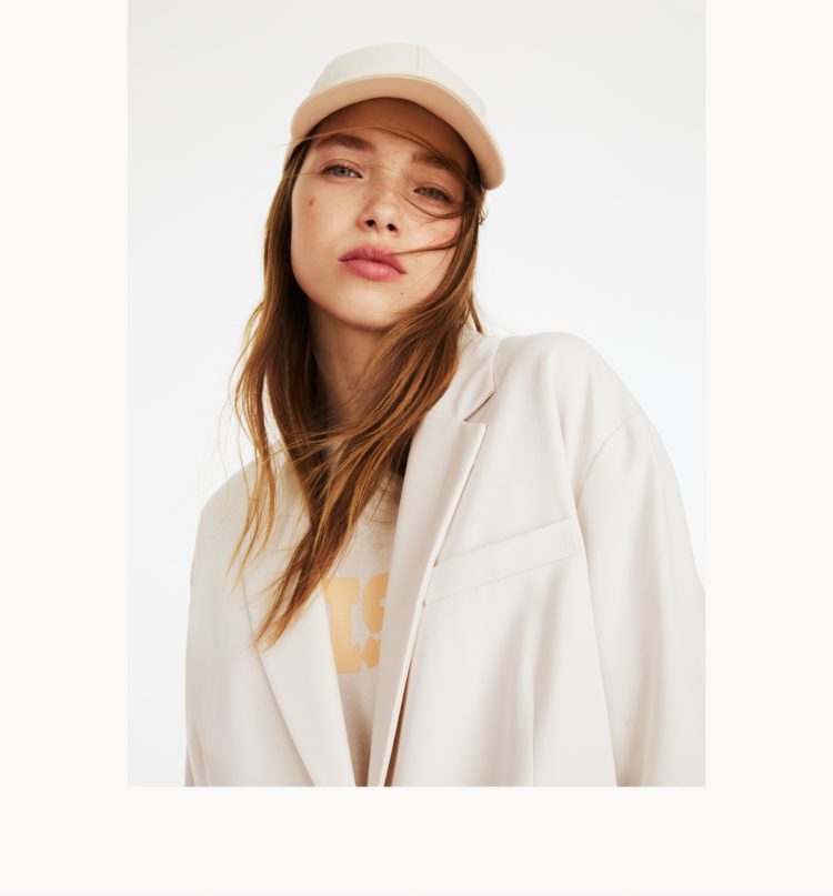 Sporty simplicity <br><small>Minimalist to the max? Just add athleisure.</small>
